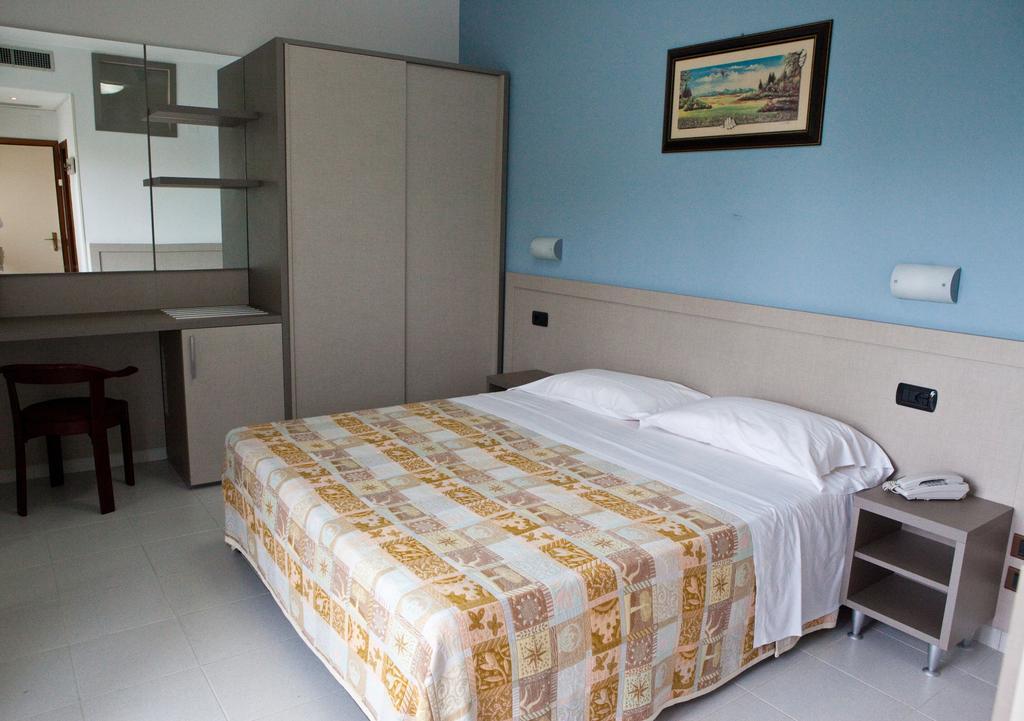 Hotel Clipper Giulianova Exteriör bild